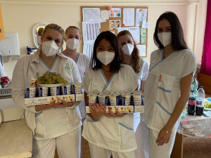 Dobrovolníci přijeli poděkovat karlovarským zdravotníkům, přivezli ovoce, jogurt, kávu a dopis