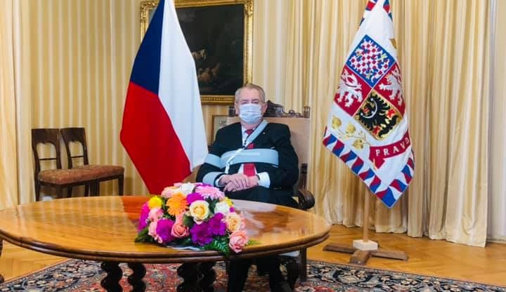 Zeman vyznamenal válečné veterány či lidi bojující proti epidemii