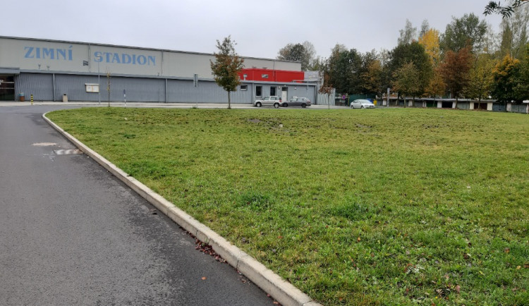 Na této zelené ploše již mělo být postaveno nové sportovní hřiště. 