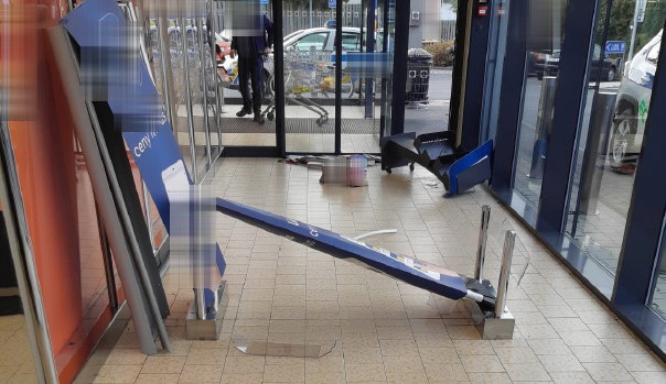 Poničená bezpečnostní brána v obchodním domě ve Františkových Lázních