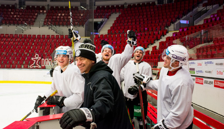 Hokejisté Energie se vrátili k tréninkům do své KV Arény