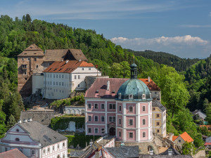 V areálu hradu a zámku Bečov nad Teplou dokončují obnovu Pluhovských domů