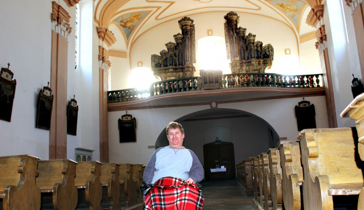 (NE)OBYČEJNÍ: Záchrana kostela nepotřebuje žádné zvláštní vzdělání, stačí hodně trpělivosti a vytrvalosti, říká Alois Kůrka