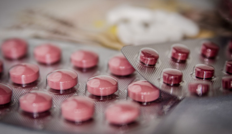 Brufen vás při covidu může i zabít, tvrdí hoax. Je to nesmysl, oponuje lékař z Hradce Králové
