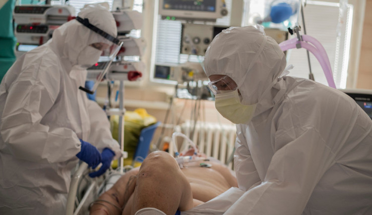 Zpocené tělo pod ochranným oblekem a smrt z minuty na minutu. To je každodenní realita na náchodské covidové JIP