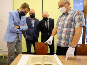 Kronika Chebu z 18. století se prodávala na bleším trhu v německém Frankfurtu