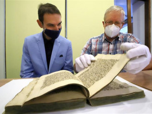 Kronika Chebu z 18. století se prodávala na bleším trhu v německém Frankfurtu