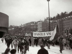 Pátek 17. listopadu 1989 byl v Karlových Varech běžným dnem