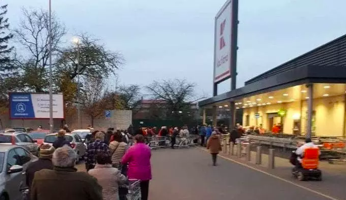 Fronta před otrokovickým Kauflandem.