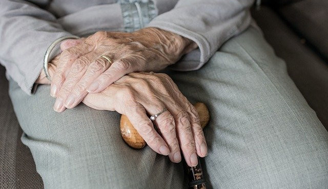 Seniorka v Brně upadla a poranila se na hlavě, osobním alarmem si přivolala pomoc