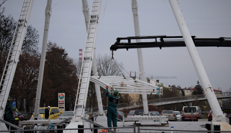 FOTO: Vánoční ruské kolo se už staví. Kdy se otevře neví ani organizátoři