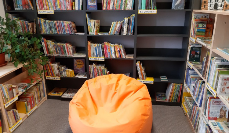 Knihovny v Karlovarském kraji opět začínají půjčovat knihy.