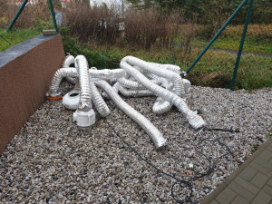 Pěstírnu konopí nalezli policisté v rodinném domku na Sokolovsku