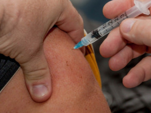 Sociální sítě zaplavila smyšlená zpráva o povinném očkování proti koronaviru