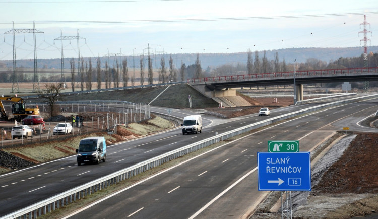 Dnes byl otevřen další kousek dálnice D6 směrem na Prahu