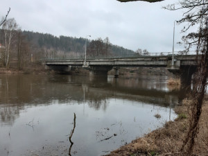 Za rychlou stavbu Dvorského mostu si bude muset karlovarská radnice připlatit