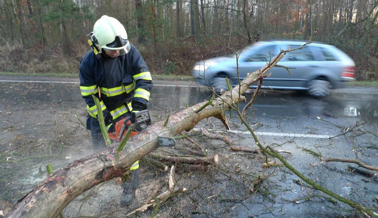 Během noci vyjížděli hasiči ke dvěma desítkám událostí v souvislostí s větrem. Ten potrvá do pondělí