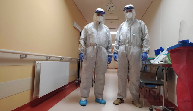 Karlovarští policisté pomáhají v krajské nemocnici