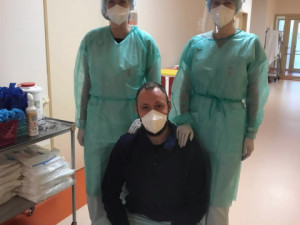 Karlovarští policisté pomáhají v krajské nemocnici