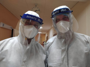 Karlovarští policisté pomáhají v krajské nemocnici