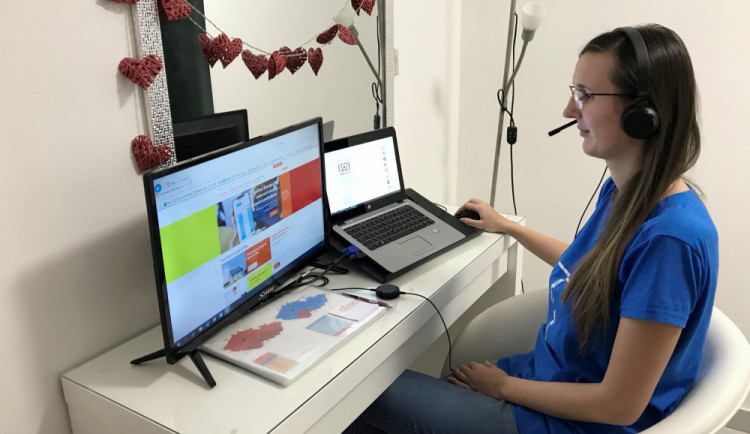 Někdy jenom stačí si s lidmi popovídat, říká dobrovolnice z koronavirové linky