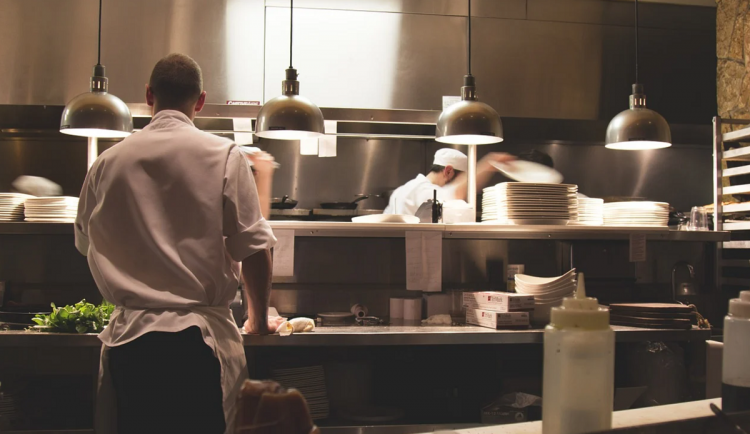 Kuchyni luxusního hotelu vyměnili studenti za domov seniorů