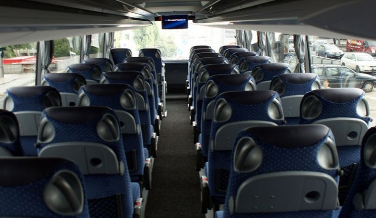 Zloděj rozbil okno autobusu, sedl za volant a s autobusem odjel. Nakonec ho nechal stát o pár ulic dál a zmizel