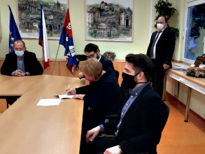 Koaliční smlouva je podepsána, v pondělí by se mělo ujmout vlády nové vedení kraje