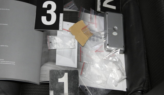 Policisté dopadli dealery drog, kteří se akorát vraceli z nákupu