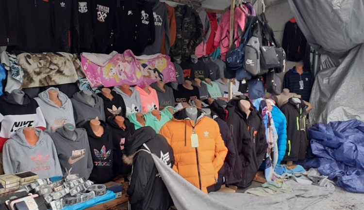 Celníci opět zadrželi padělky textilu i pracích prášků