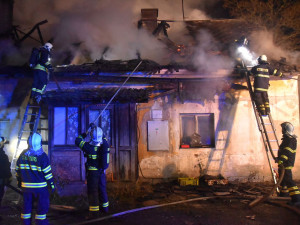 Rodinný dům postihl ničivý požár, na vině je zřejmě nedbalost