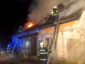 Rodinný dům postihl ničivý požár, na vině je zřejmě nedbalost