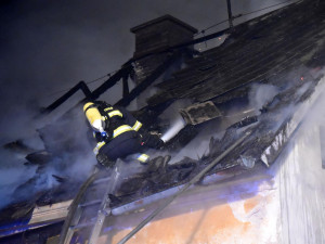 Rodinný dům postihl ničivý požár, na vině je zřejmě nedbalost