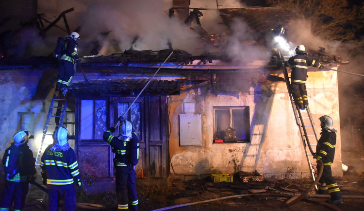 Rodinný dům postihl ničivý požár, na vině je zřejmě nedbalost
