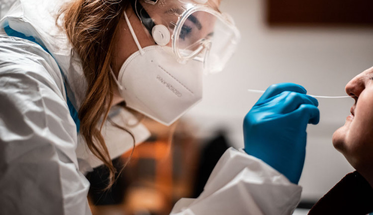 O bezplatné antigenní testování v Karlovarském kraji je zájem