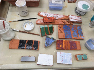 Restaurátorské práce na monumentálních kamnech stále pokračují