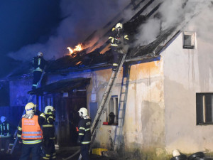 Oheň jim vzal střechu nad hlavou i veškerý majetek, pomoci jim může sbírka