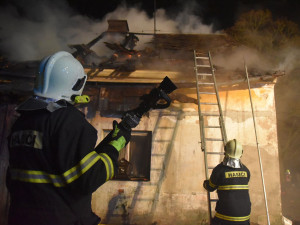 Oheň jim vzal střechu nad hlavou i veškerý majetek, pomoci jim může sbírka