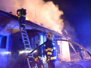 Oheň jim vzal střechu nad hlavou i veškerý majetek, pomoci jim může sbírka