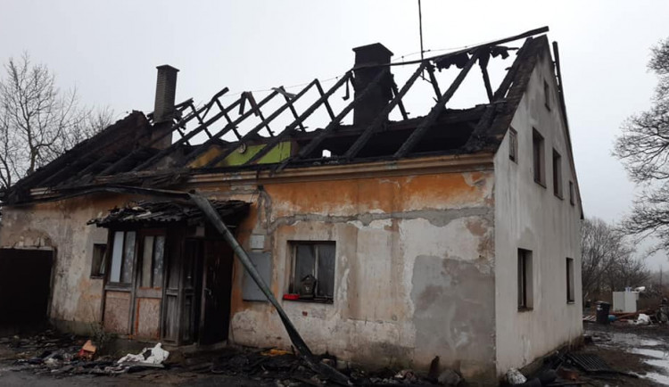 Oheň jim vzal střechu nad hlavou i veškerý majetek, pomoci jim může sbírka