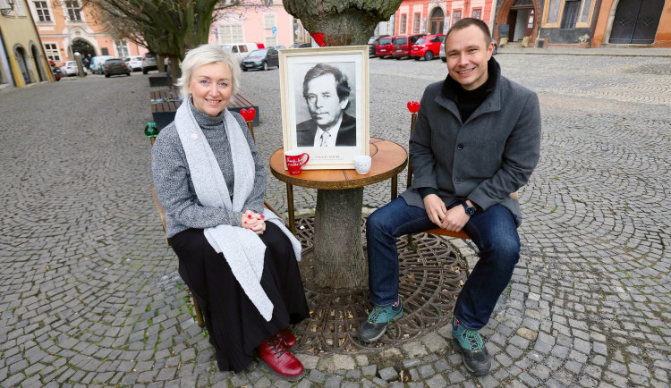 V Chebu vzpomínali na Václava Havla u jeho lavičky v historickém centru