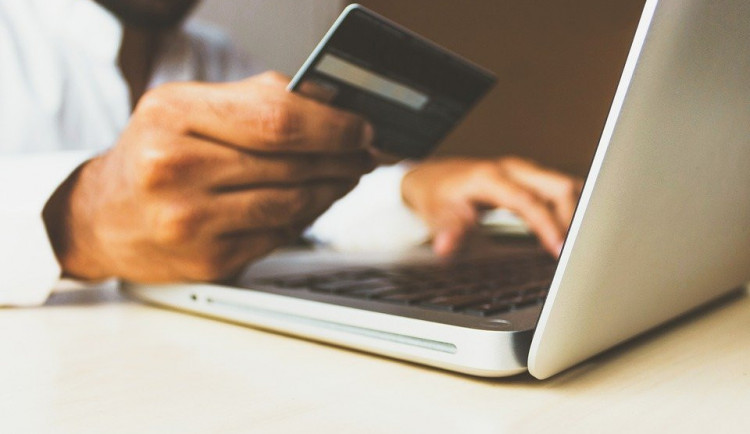 Na dobírku a jen z ověřených e-shopů. Policisté varují před nákupy na internetu