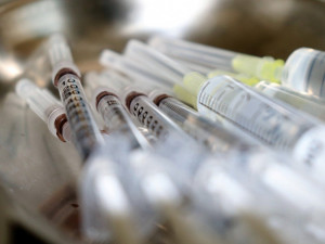 První dávky vakcíny proti covidu budou v ČR už 26. prosince večer, zvažuje se přesun do 5. úrovně PES