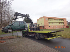 V Ostrově začali s odtahováním vraků, uvolnili tak čtyřicet parkovacích míst