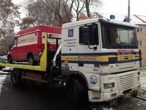 V Ostrově začali s odtahováním vraků, uvolnili tak čtyřicet parkovacích míst