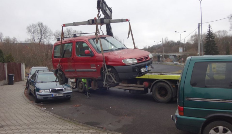 V Ostrově začali s odtahováním vraků, uvolnili tak čtyřicet parkovacích míst.