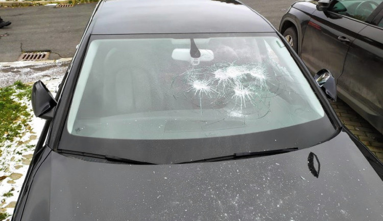 Ze žárlivosti rozmlátil čelní sklo u auta