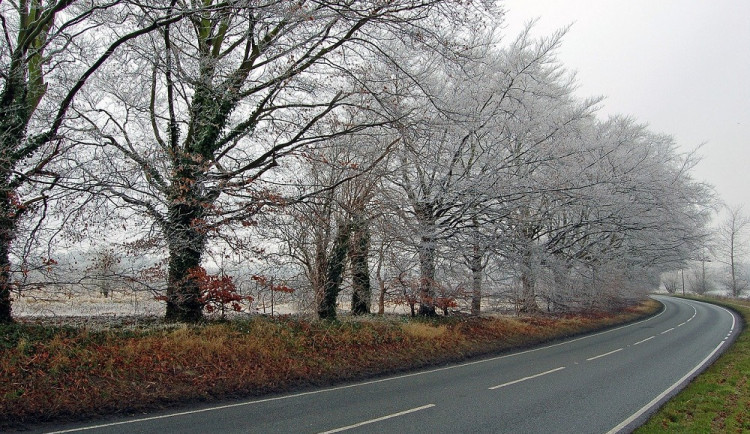 Od dnešního večera mohou v celé republice namrzat silnice a chodníky