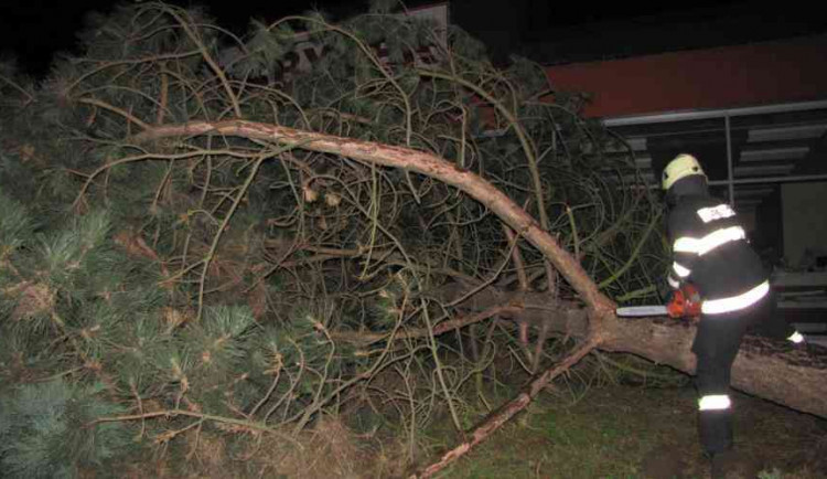 Královéhradecký kraj zasáhl silný vítr, stovky domácností byly bez elektřiny