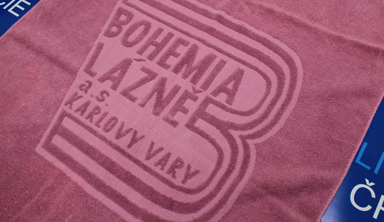 Mrtvé novorozeně u řeky bylo zabalené do hotelového ručníku